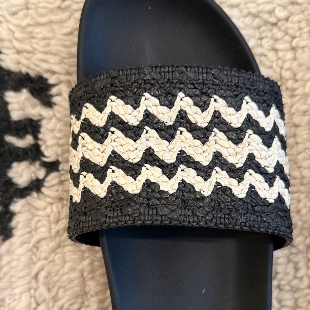 Universal Thread Black and White Zigzag Slide Sandals - Picture 3 of 3